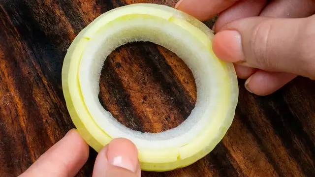 Праздничная закуска из луковиц и моцареллы.