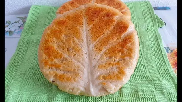 Хлеб на капустных листьях