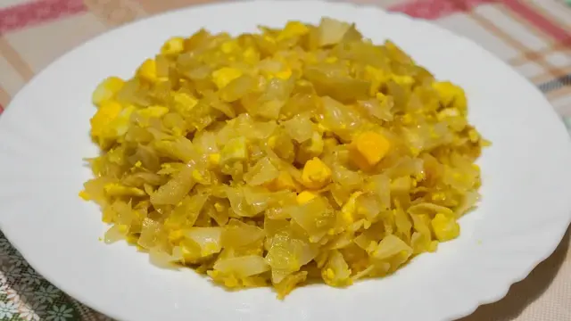 Тушеная капуста с яйцом