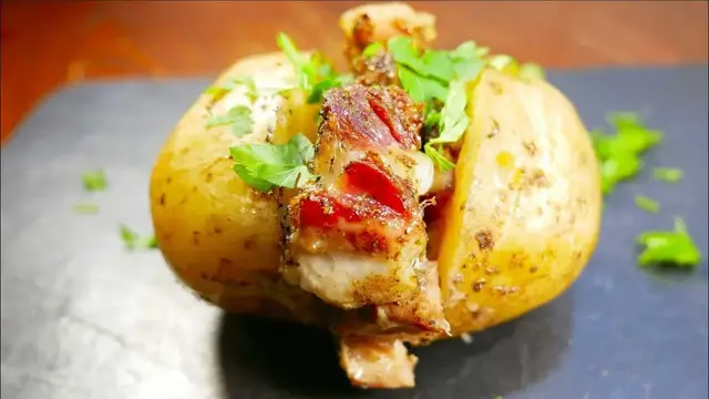 Картофель, запечённый с беконом и шампиньонами