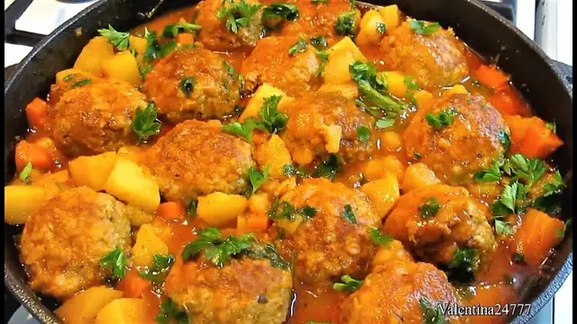 Мясные тефтели с картошкой в томатном соусе 