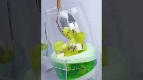 Роскошный десерт из желе с фруктами