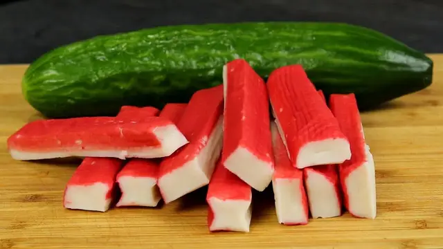 Быстрый и самый вкусный салат с крабовыми палочками