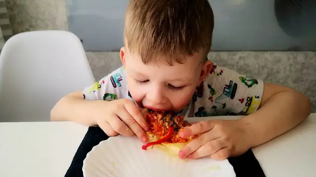 Рецепт мини - пиццы из слоёного теста: вкусный перекус за несколько минут