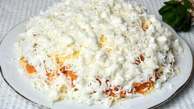 Праздничный слоёный салат с крабовыми палочками