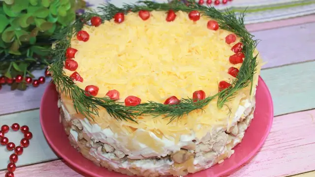 Слоёный салат с курицей и шампиньонами на новогодний стол 
