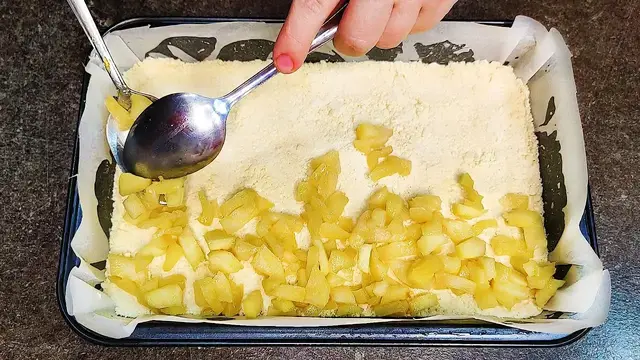 Яблочный пирог с творогом