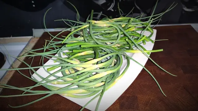 Жареные чесночные стрелки с яйцом