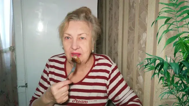 Свиные котлеты с салатом из капусты