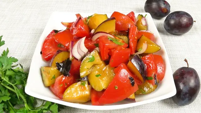 Необычный и вкусный салат с помидорами и сливами