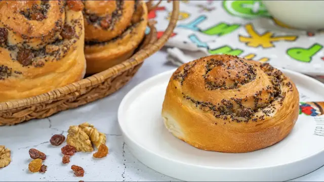  Маковые булочки с изюмом и орехами