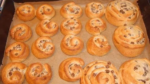 Булочки с марципаном, изюмом и шоколадом