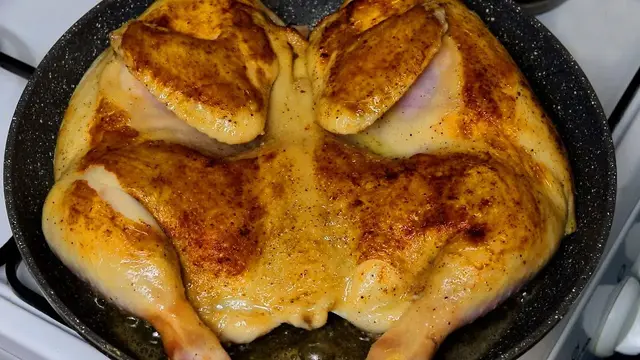 Невероятно вкусная курица целиком на сковороде