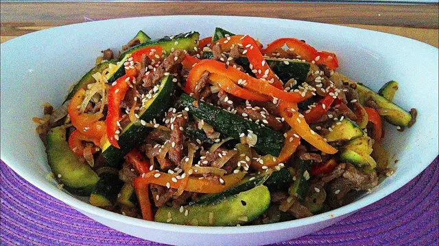 Салат из огурцов и мясом по-корейски 