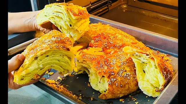 Слоёная выпечка с сыром и зелёным луком
