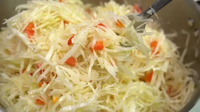 Закусочный салат из капусты 