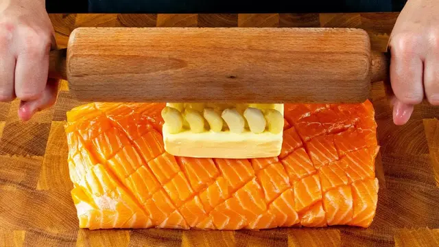 Лосось на сковороде с грибным сливочным соусом и шпинатом