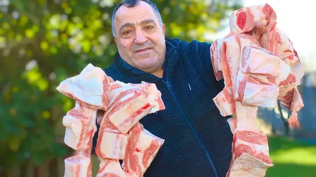 Сочное мясо в казане на костре 
