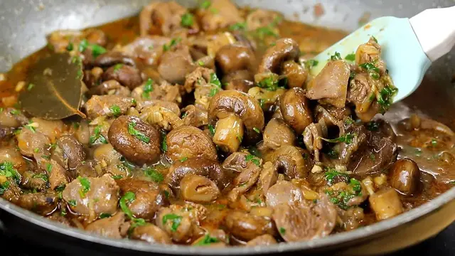 Жареные куриные сердечки с шампиньонами
