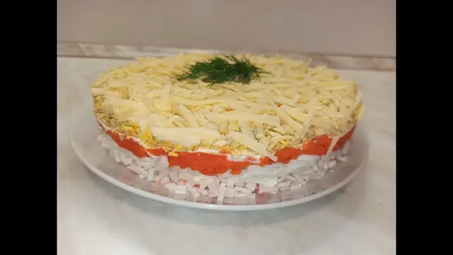Салат слоёный с крабовыми палочками и сыром