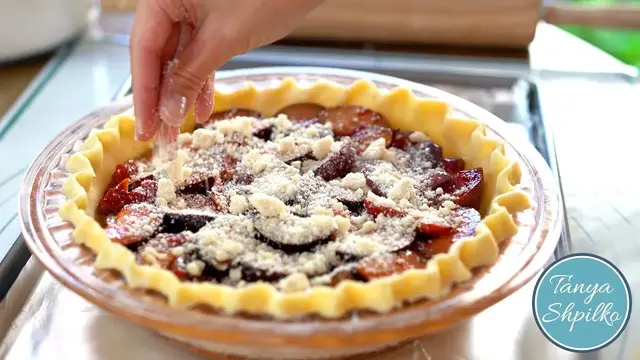 Сладкий и ароматный пирог со сливами и кокосовой крошкой