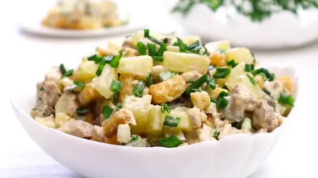 Праздничный салат с мясом и ананасами