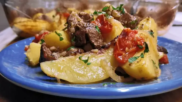 Мясо с картошкой в духовке 