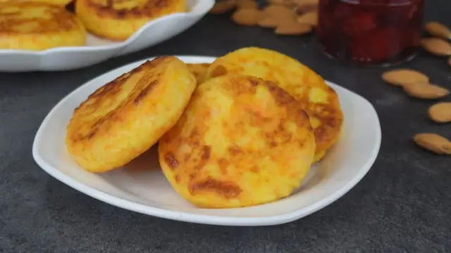 Нежные и яркие морковные сырники