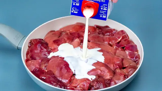 Куриная печень с яблоками и луком в пряной панировке