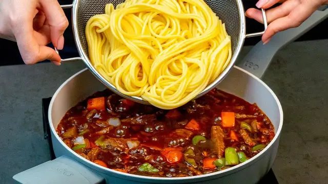 Говядина с овощами и спагетти под соевым соусом