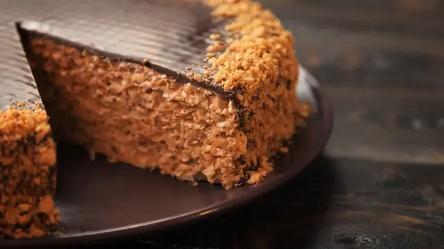 Вафельный торт с карамельным кремом и арахисом 