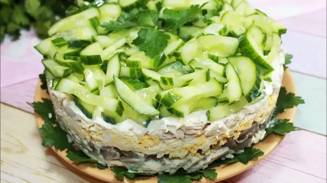 Лёгкий салат с курицей и грибами