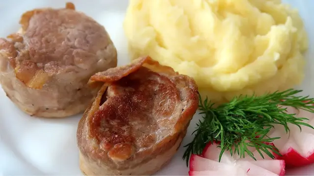 Свиные медальоны с беконом и сметанным соусом