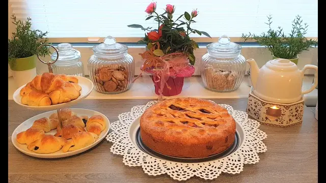 Пирог фруктовый и рогалики с маковой начинкой