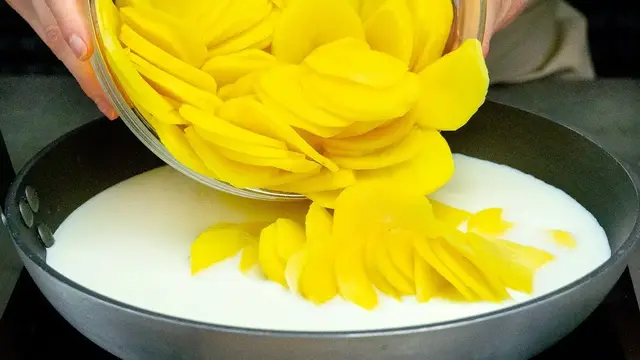 Картофель с молоком на сковороде