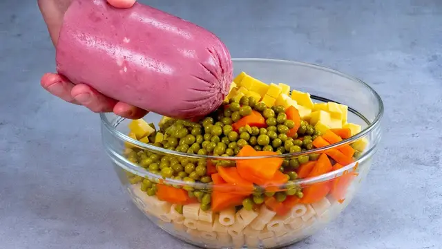 Праздничный салат из пасты и ветчины