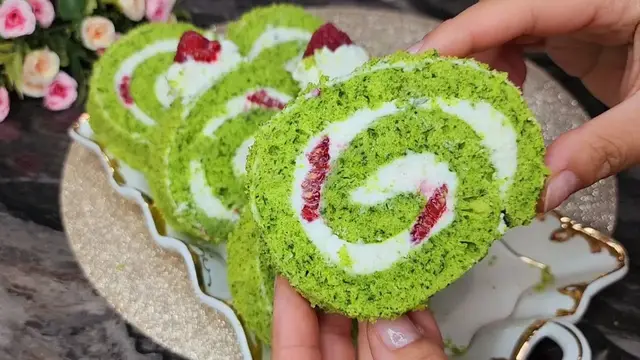 Вкусный бисквитный рулет с зеленью