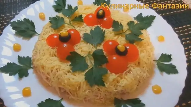 Праздничный салат на скорую руку с колбасой и сыром 