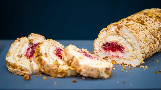 Меренговый рулет с малиной
