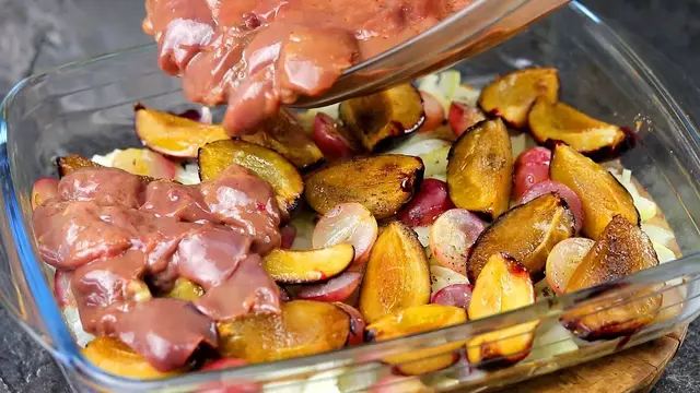 Куриная печень с виноградом и сливами в духовке