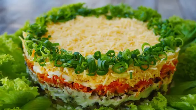 Слоёный салат с грибами, орехами и черносливом 