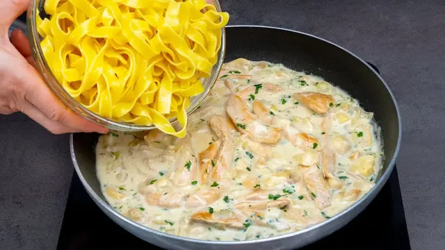 Паста с куриной грудкой в соусе