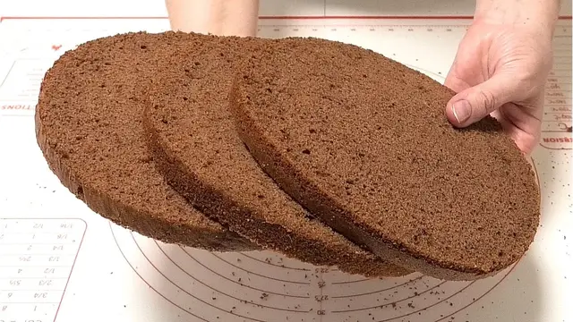 Шоколадный, масляный бисквит на горячем молоке