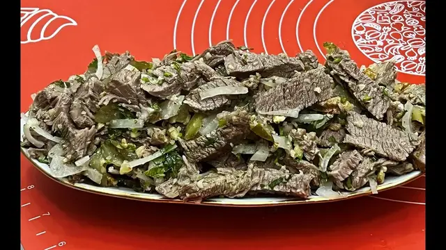 Мясной салат на Новый год 2023