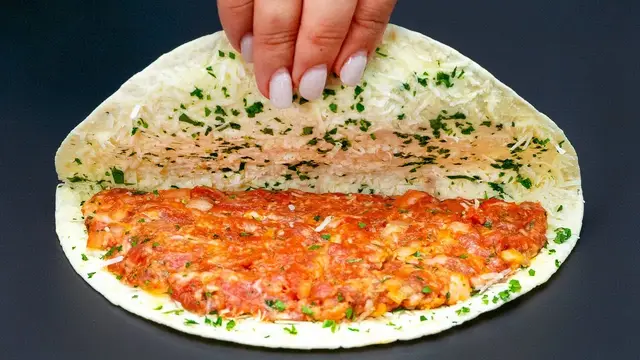Хрустящий лаваш с фаршем и соусом на сковороде