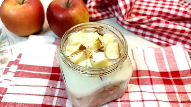 Ленивая овсянка с фруктами в банке