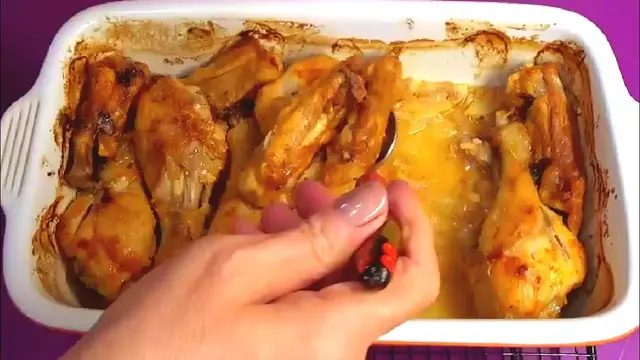 Куриные голени на луковой подушке в духовке