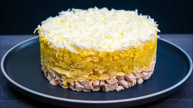 Салат с куриным филе и маринованным луком