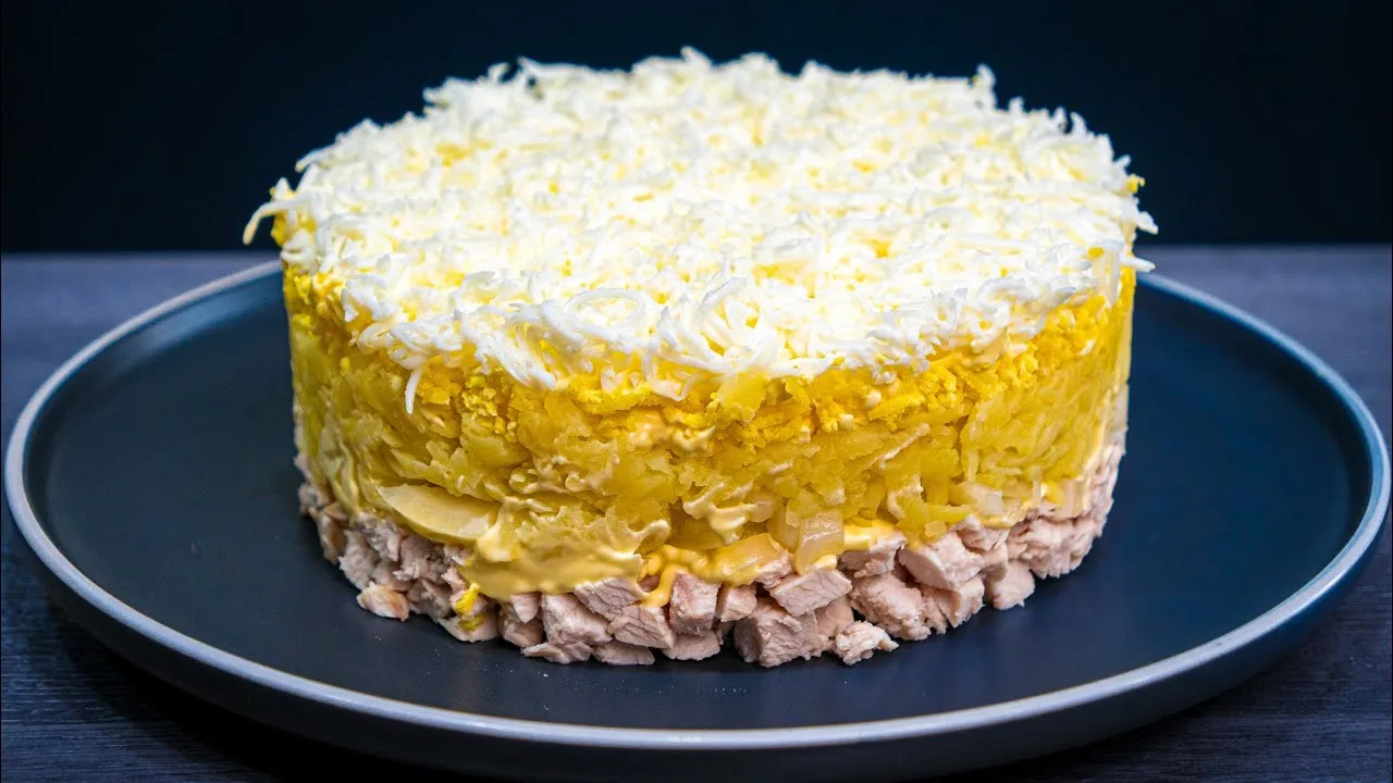 Салат с куриным филе и маринованным луком
