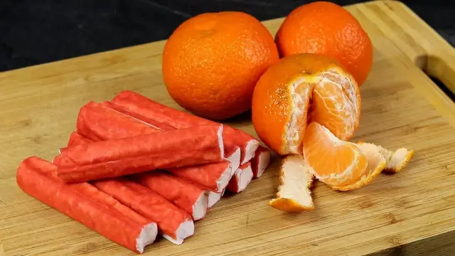 Салат с крабовыми палочками и мандаринами